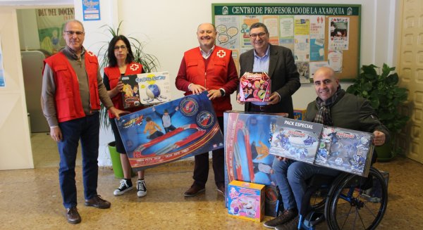 El Ayuntamiento de Vélez-Málaga participa un año más en la donación de juguetes para Cruz Roja