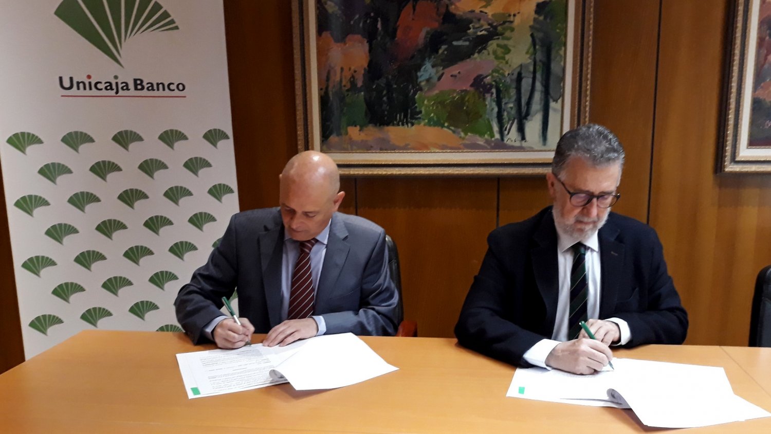 Unicaja Banco y la AECC firman un convenio para luchar contra el cáncer y el tabaquismo