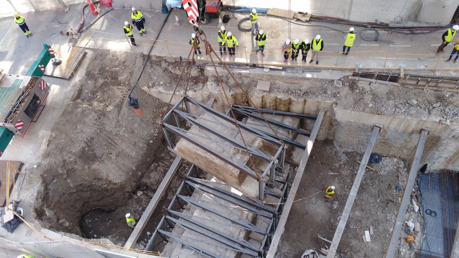 Las obras del Metro de Málaga completan la extracción de los restos del Fuerte de San Lorenzo con la retirada del muro oeste
