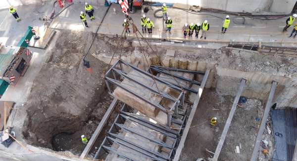 Las obras del Metro de Málaga completan la extracción de los restos del Fuerte de San Lorenzo con la retirada del muro oeste