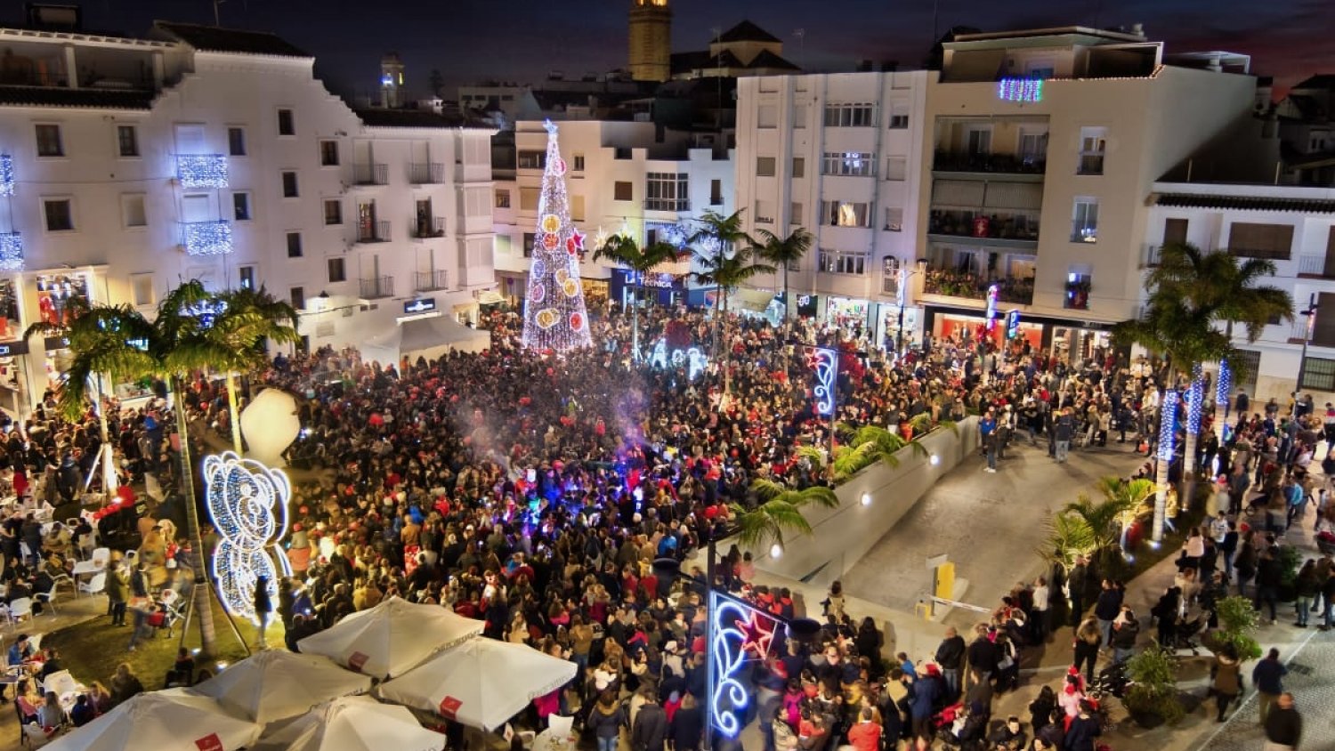 Estepona organiza otra gran nevada artificial en la plaza Antonia Guerrero para dar la bienvenida al Año Nuevo