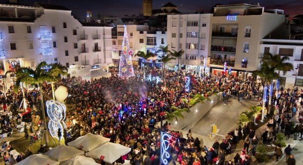 Estepona organiza otra gran nevada artificial en la plaza Antonia Guerrero para dar la bienvenida al Año Nuevo