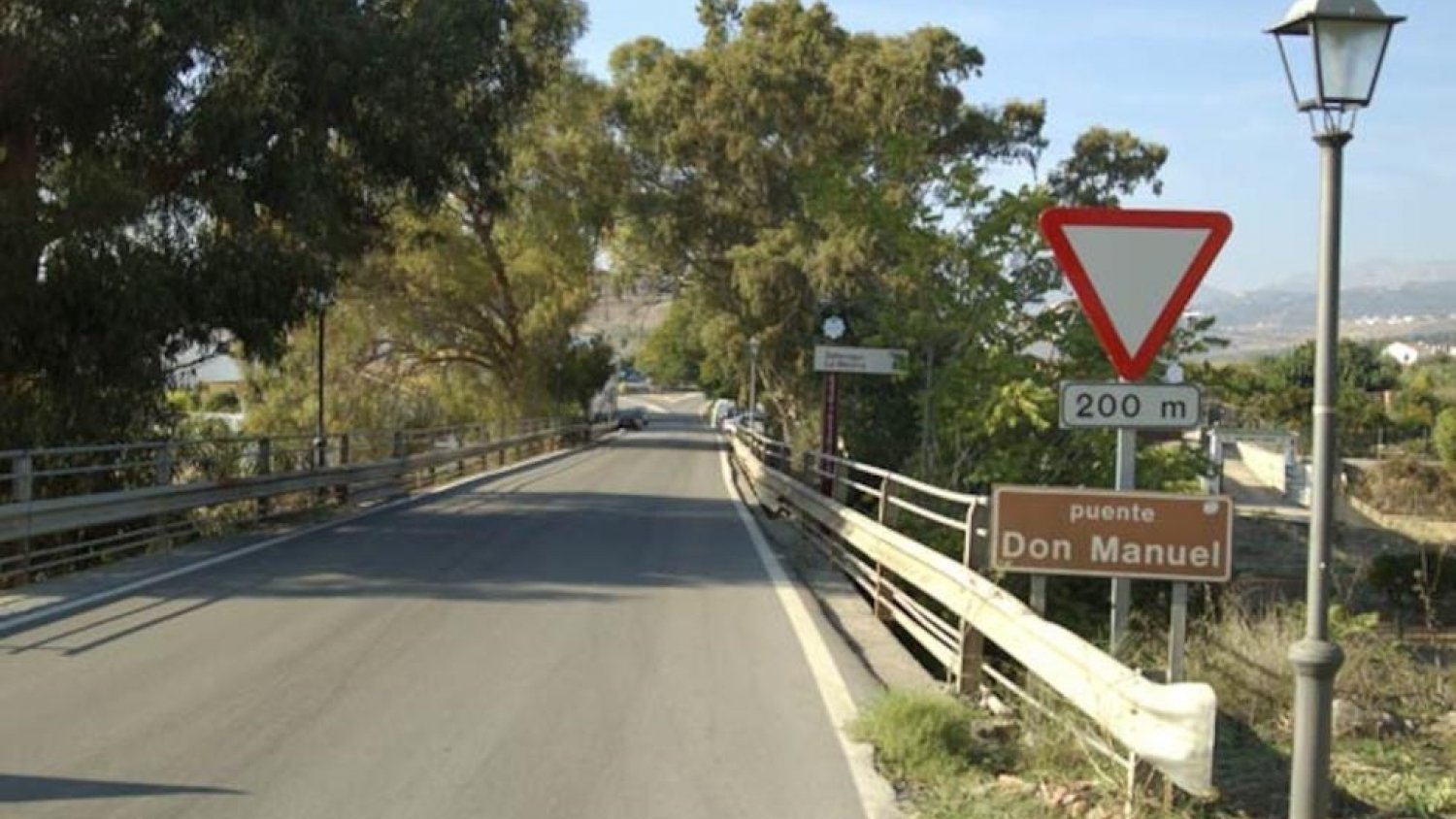 Fomento dota de una pasarela peatonal al puente Don Manuel en Alcaucín