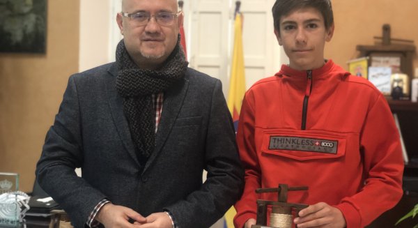 Jesús Pérez Atencia recibe al campeón de Andalucía MTB, el torreño Rafael Aguilar