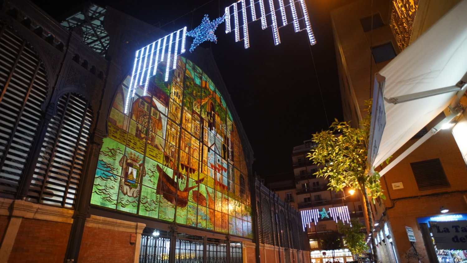 Los mercados de la capital lucen de forma especial con alumbrado navideño y paneles Led