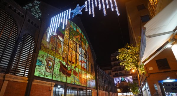 Los mercados de la capital lucen de forma especial con alumbrado navideño y paneles Led