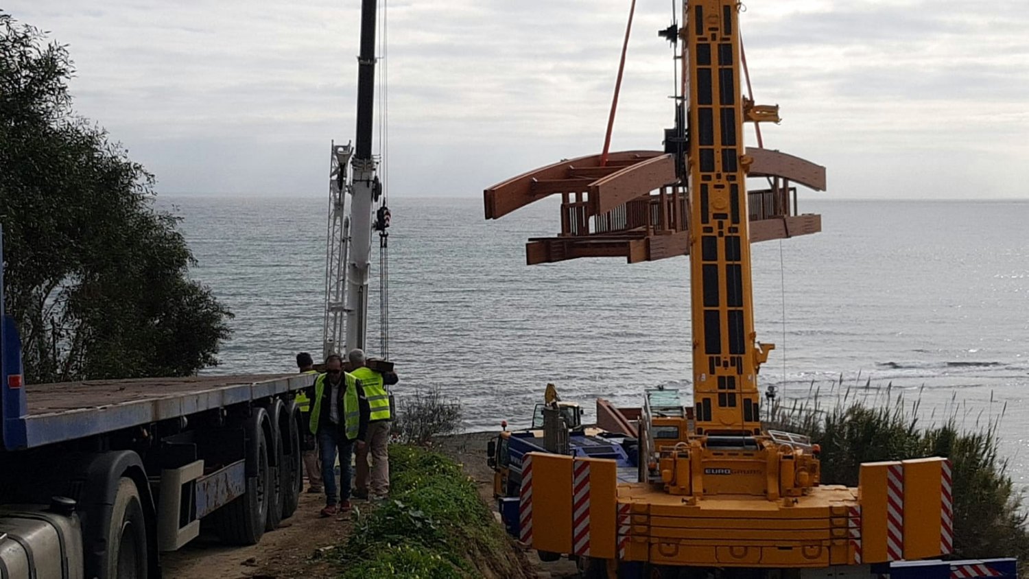 El Ayuntamiento de Estepona instala el puente de mayor longitud de la localidad sobre el arroyo Guadalobón