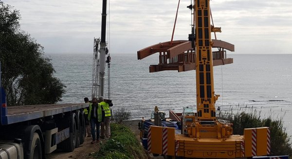 El Ayuntamiento de Estepona instala el puente de mayor longitud de la localidad sobre el arroyo Guadalobón