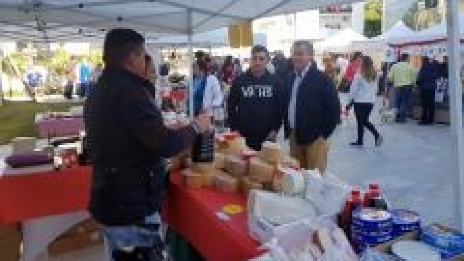 Más de una treintena de marcas participan hasta el domiengo en la IV Feria del Queso