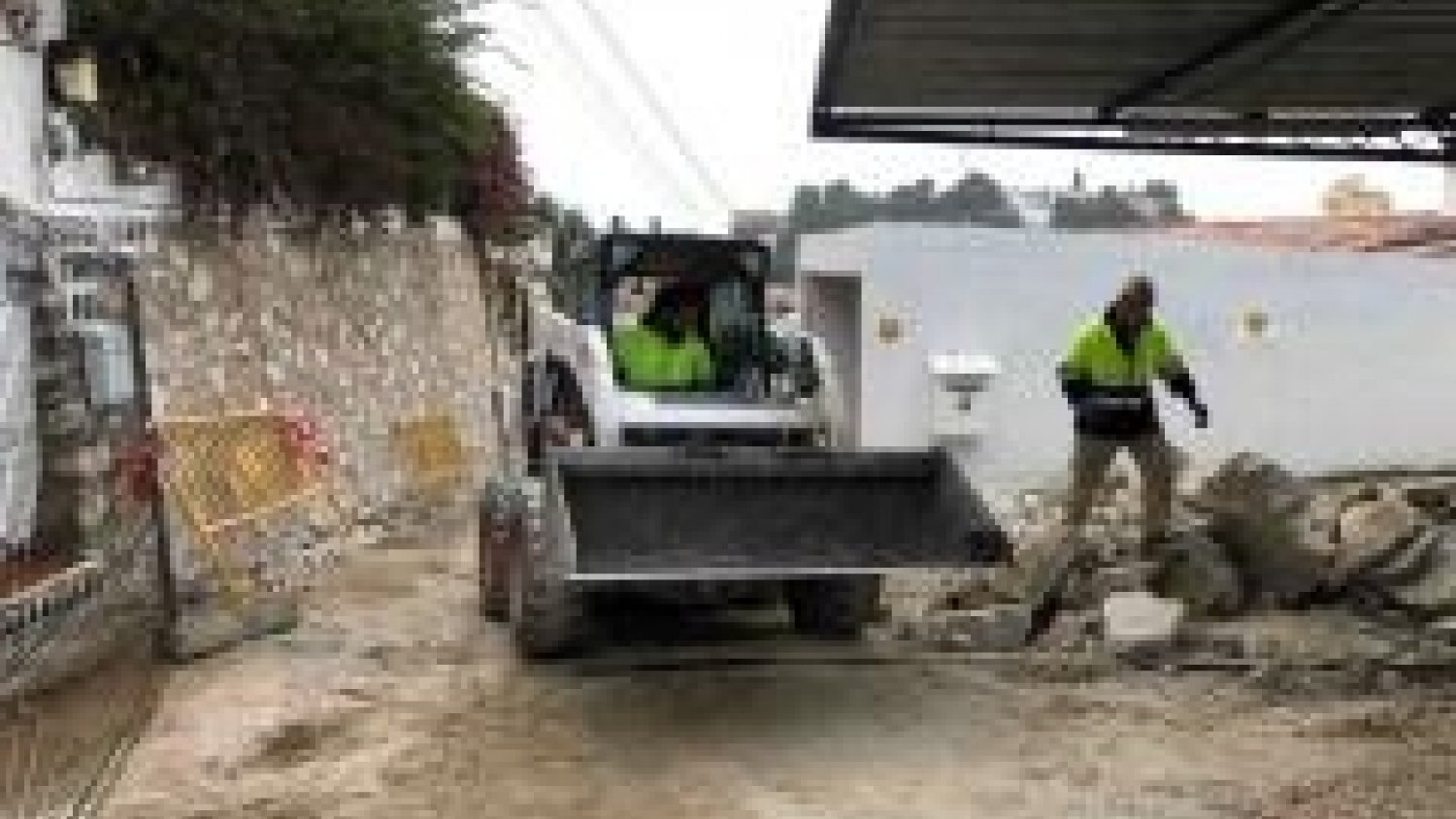 El Ayuntamiento de Fuengirola remodela  la calle Tita María en Los Pacos para mejorar su acceso