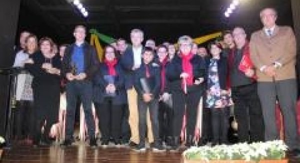 Los XIII Premios Estepona Social y Solidaria reconocen la labor de Aprona y del presidente de la Plataforma del Voluntariado