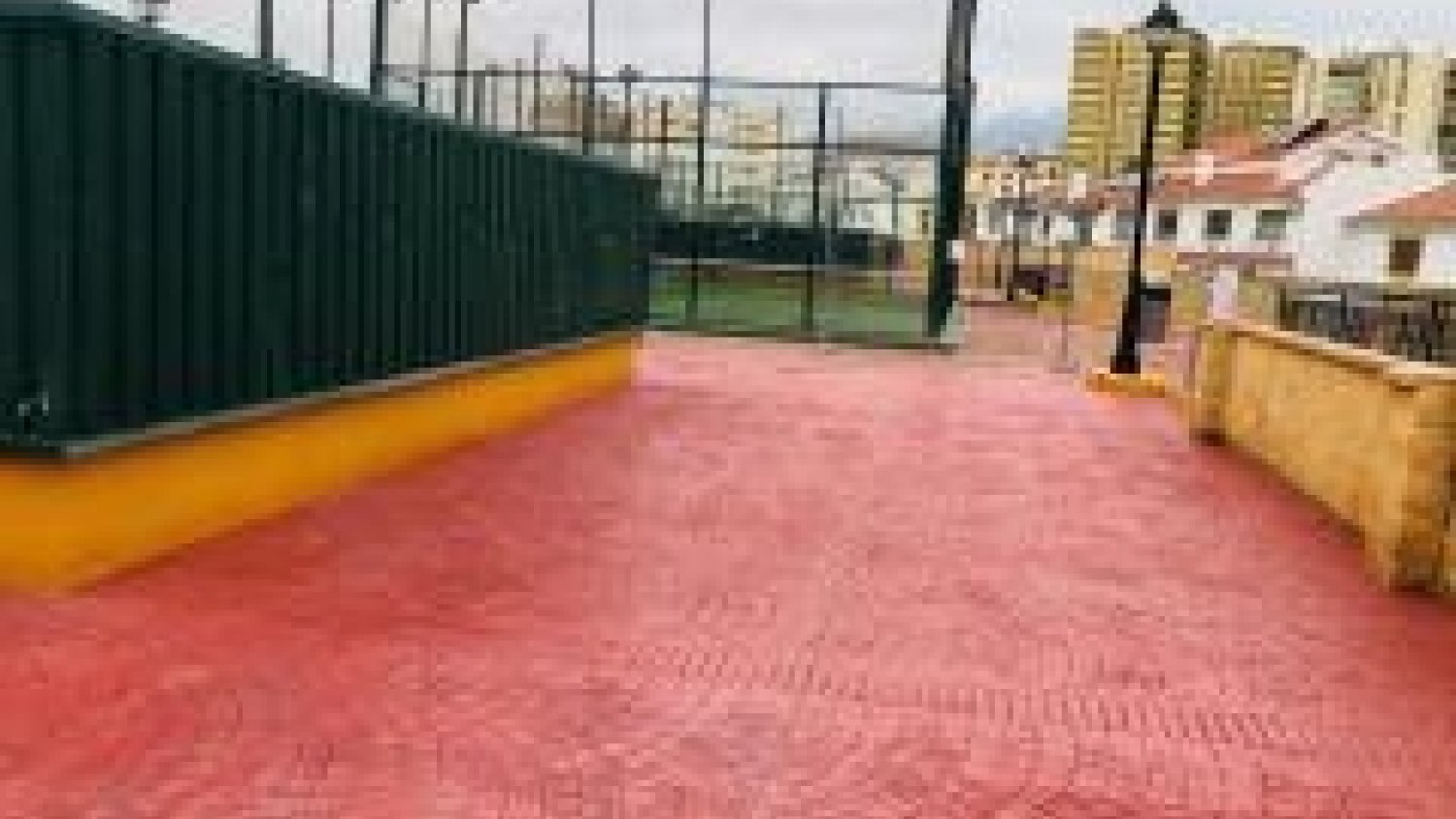 Las obras de impermeabilización del complejo deportivo Elola permitirán construir una nueva pista de pádel