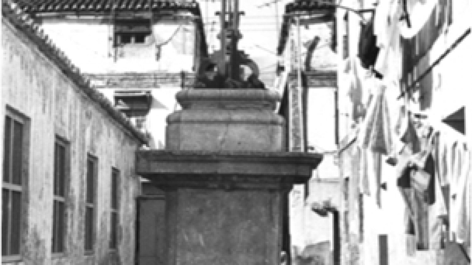 El Ayuntamiento rehabilita la cruz de Torrijos en el paseo marítimo Antonio Machado