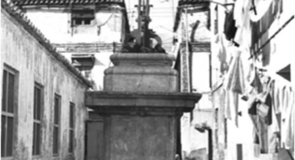 El Ayuntamiento rehabilita la cruz de Torrijos en el paseo marítimo Antonio Machado