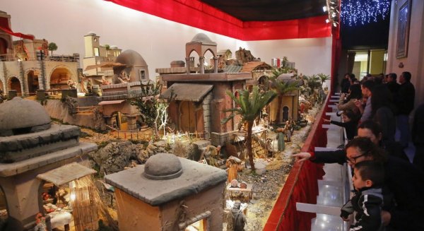 El belén municipal estrena nuevas figuras y representa escenas con motivos locales