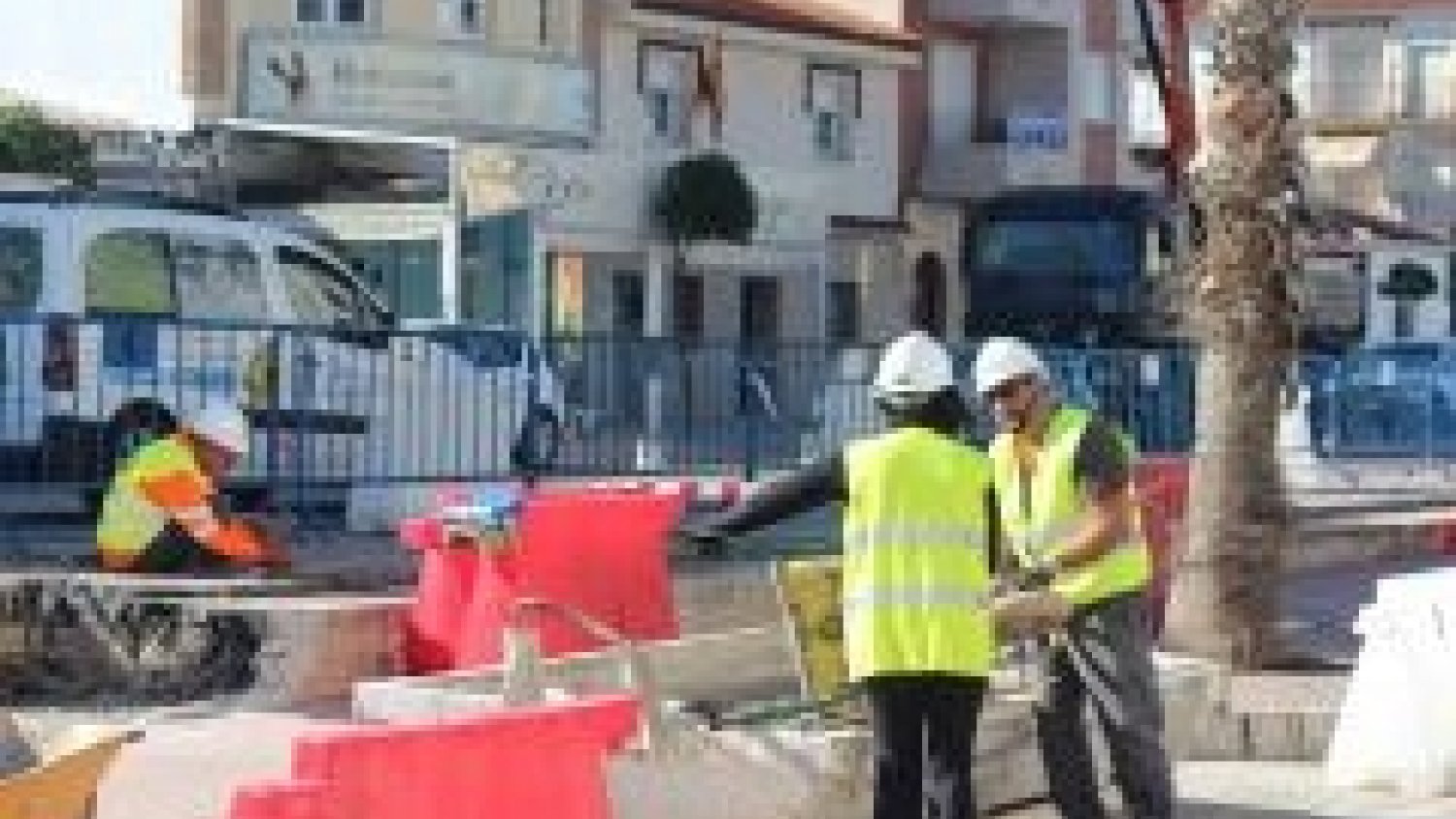 El PFEA de Vélez-Málaga pone en marcha mejoras en calles y aceras de Torre del Mar y Caleta de Vélez