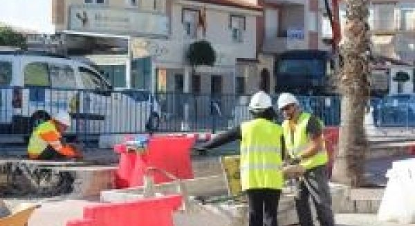 El PFEA de Vélez-Málaga pone en marcha mejoras en calles y aceras de Torre del Mar y Caleta de Vélez