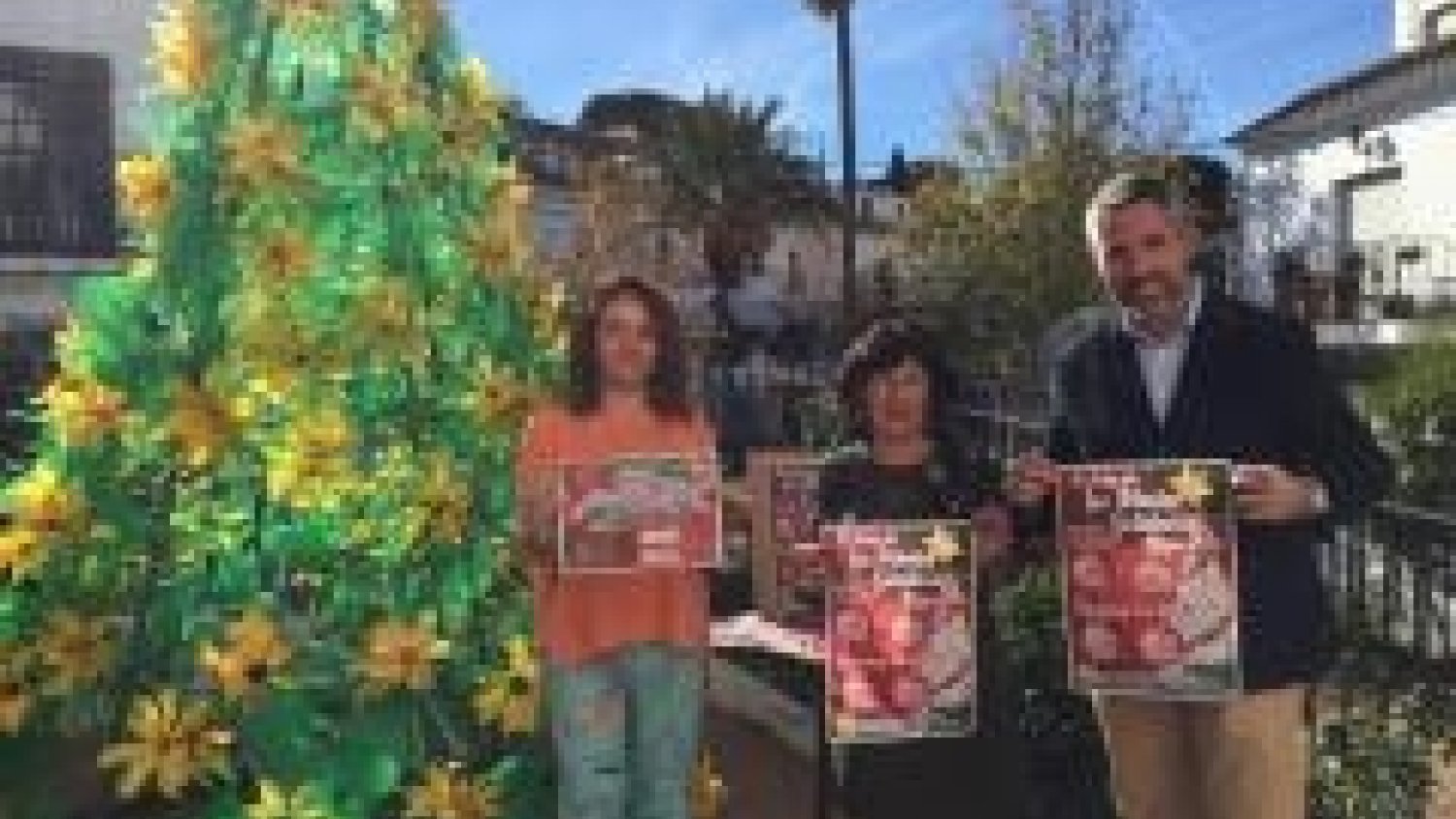Mijas instala tres grandes árboles navideños de 20 metros en los principales núcleos de Mijas