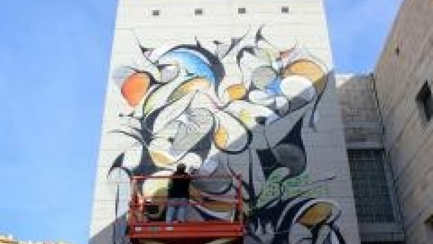 La Ruta de Murales Artísticos de Estepona incorpora su primera obra abstracta
