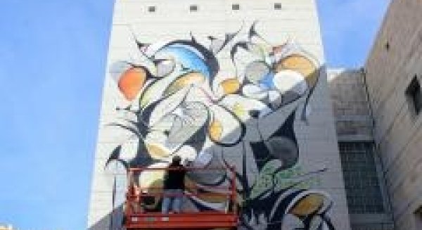 La Ruta de Murales Artísticos de Estepona incorpora su primera obra abstracta