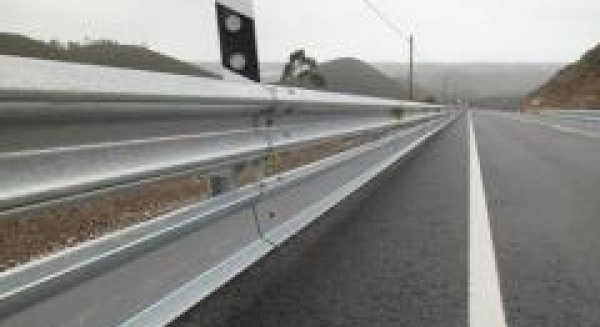 La Junta contrata por 1,8 millones de euros la instalación de barreras protectoras para motoristas