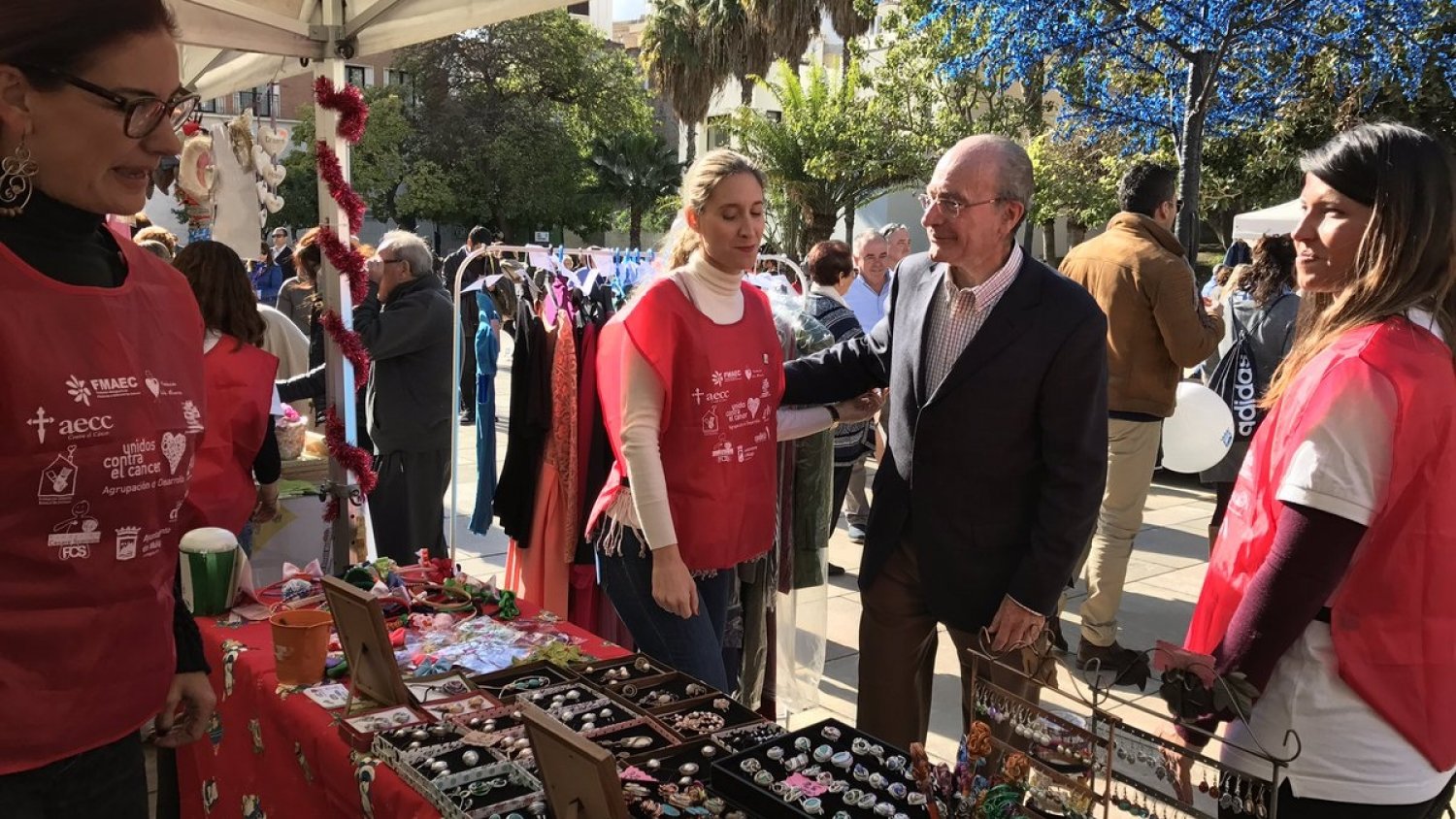 El X mercadillo solidario Unidos Contra el Cáncer se celebra este domingo en calle Alcazabilla