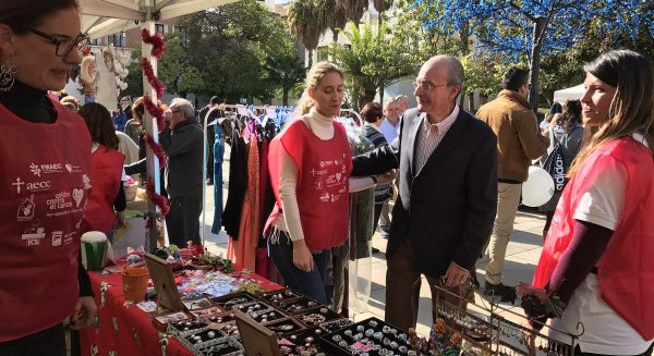 El X mercadillo solidario Unidos Contra el Cáncer se celebra este domingo en calle Alcazabilla