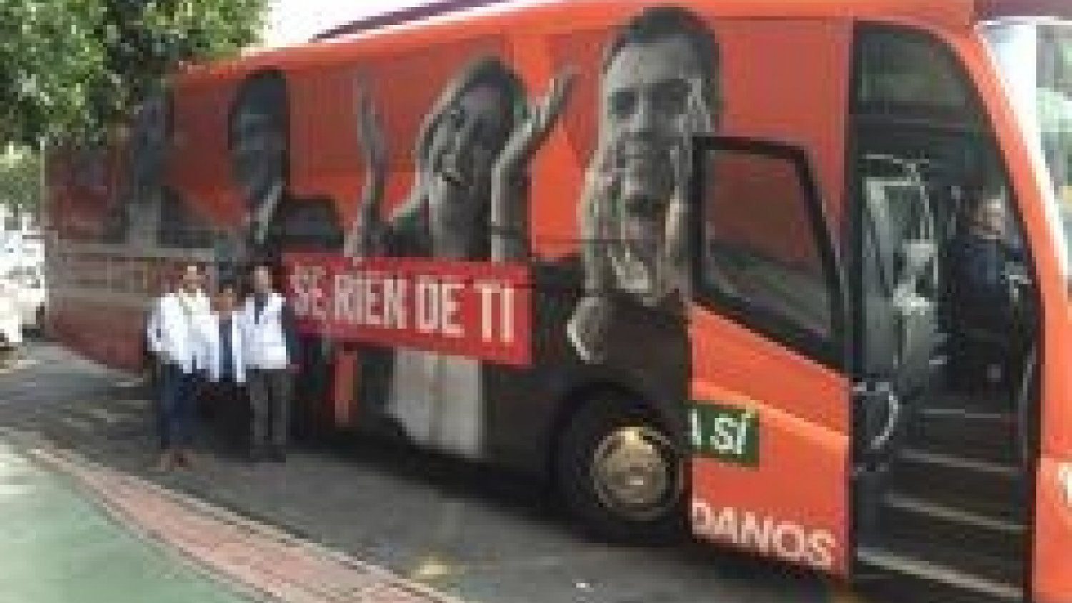 El bus de Ciudadanos con la imagen de Junqueras, Puigdemont, Díaz y Sánchez llega a la provincia