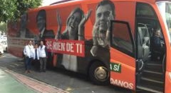 El bus de Ciudadanos con la imagen de Junqueras, Puigdemont, Díaz y Sánchez llega a la provincia