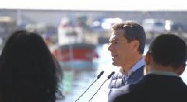 Juanma Moreno creará en Vélez-Málaga un observatorio de cultivos tropicales