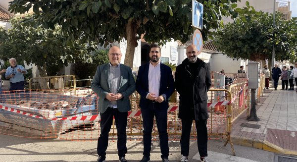 Infraestructuras inicia las obras de remodelación de la plaza de la iglesia de la Caleta de Vélez