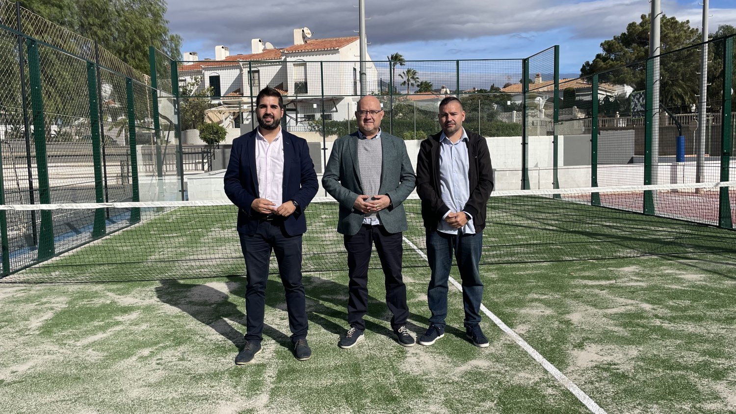 El polideportivo de La Caleta de Vélez ya cuenta con una pista de pádel de cristal