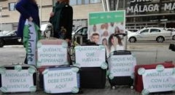 Adelante Andalucía escenifica su programa para facilitar el retorno de los jóvenes emigrantes