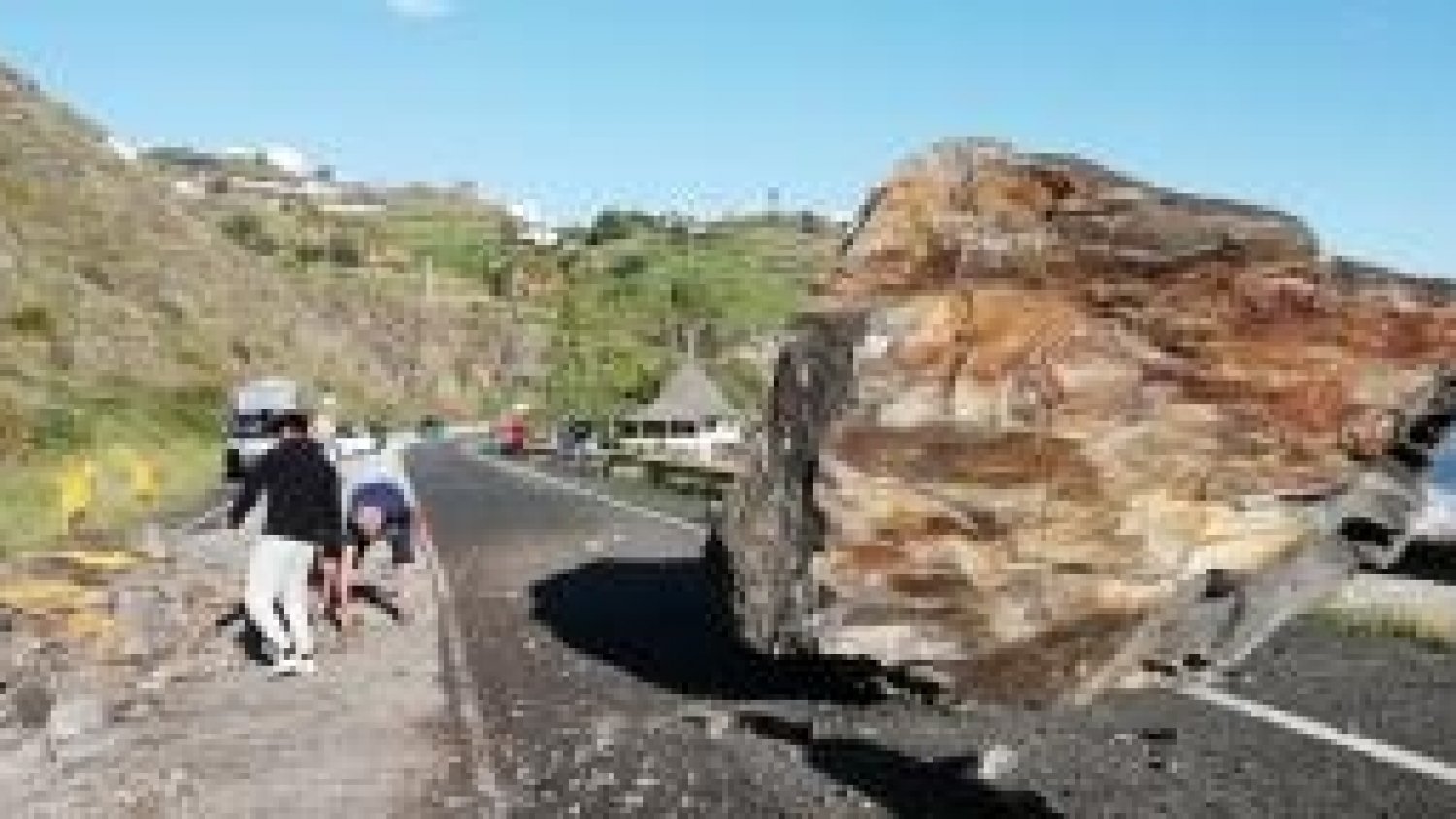 El desprendimiento de una gran roca corta el tráfico entre Nerja y Torrox