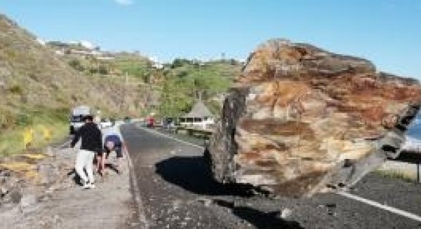 El desprendimiento de una gran roca corta el tráfico entre Nerja y Torrox