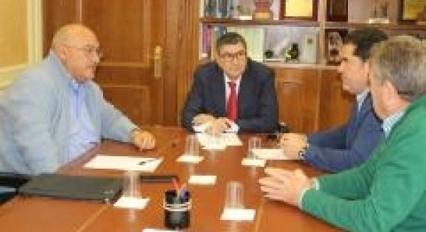 Moreno Ferrer reforzará la vigilancia contra los robos de aguacates