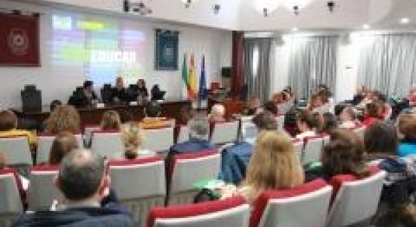 Docentes y familias de Málaga participan en el primer Foro Proeducar