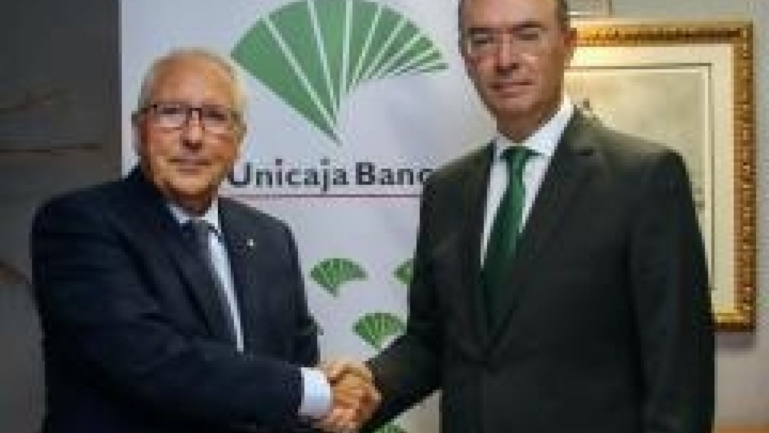 Unicaja Banco renueva su convenio con la Asociación Española de Productores de Frutas Tropicales