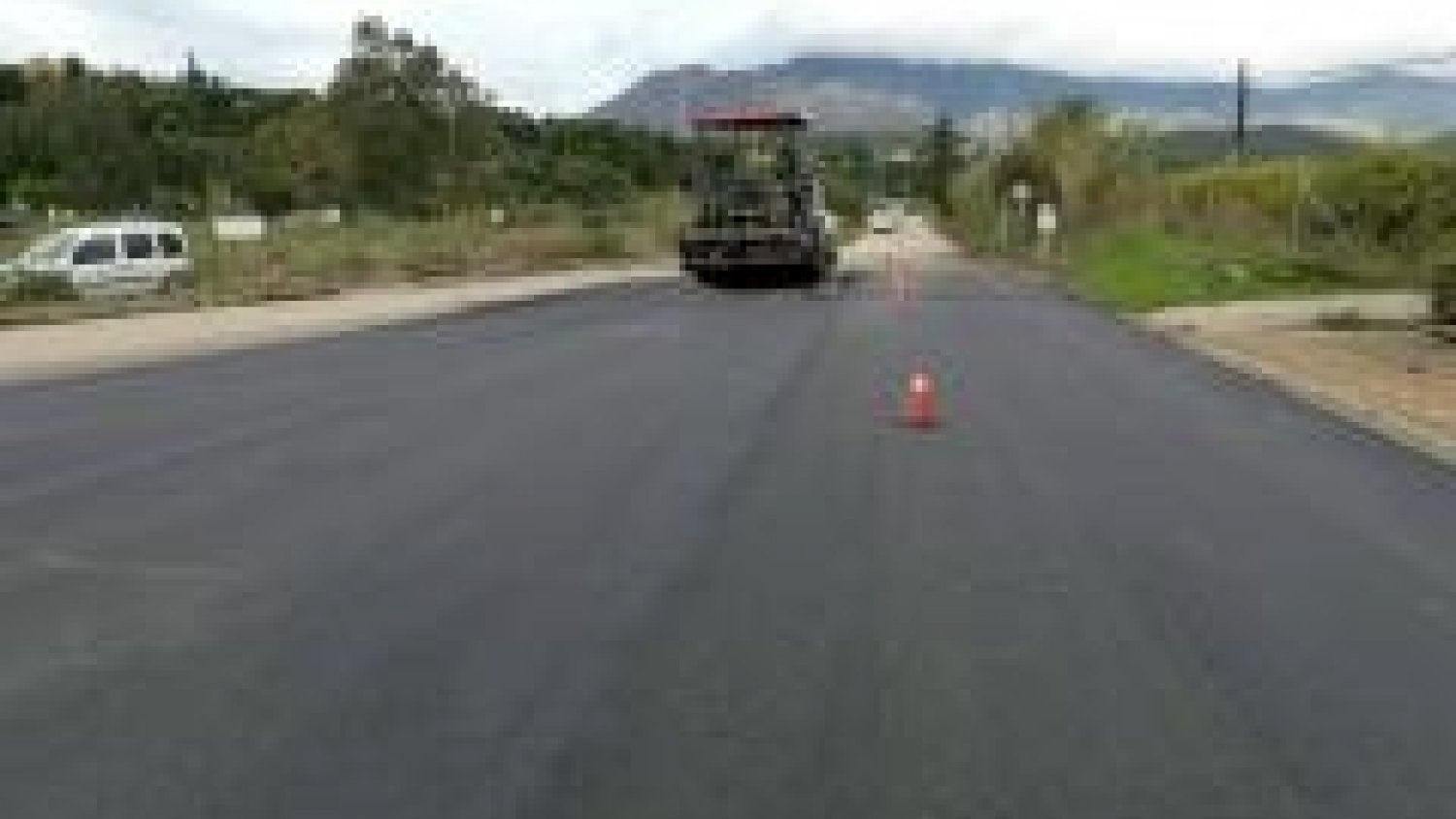 El Ayuntamiento acondiciona y asfalta el vial El Padrón-Forest Hill afectado por el último temporal