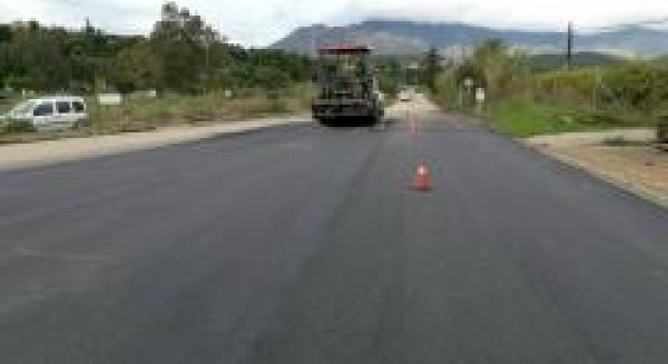 El Ayuntamiento acondiciona y asfalta el vial El Padrón-Forest Hill afectado por el último temporal