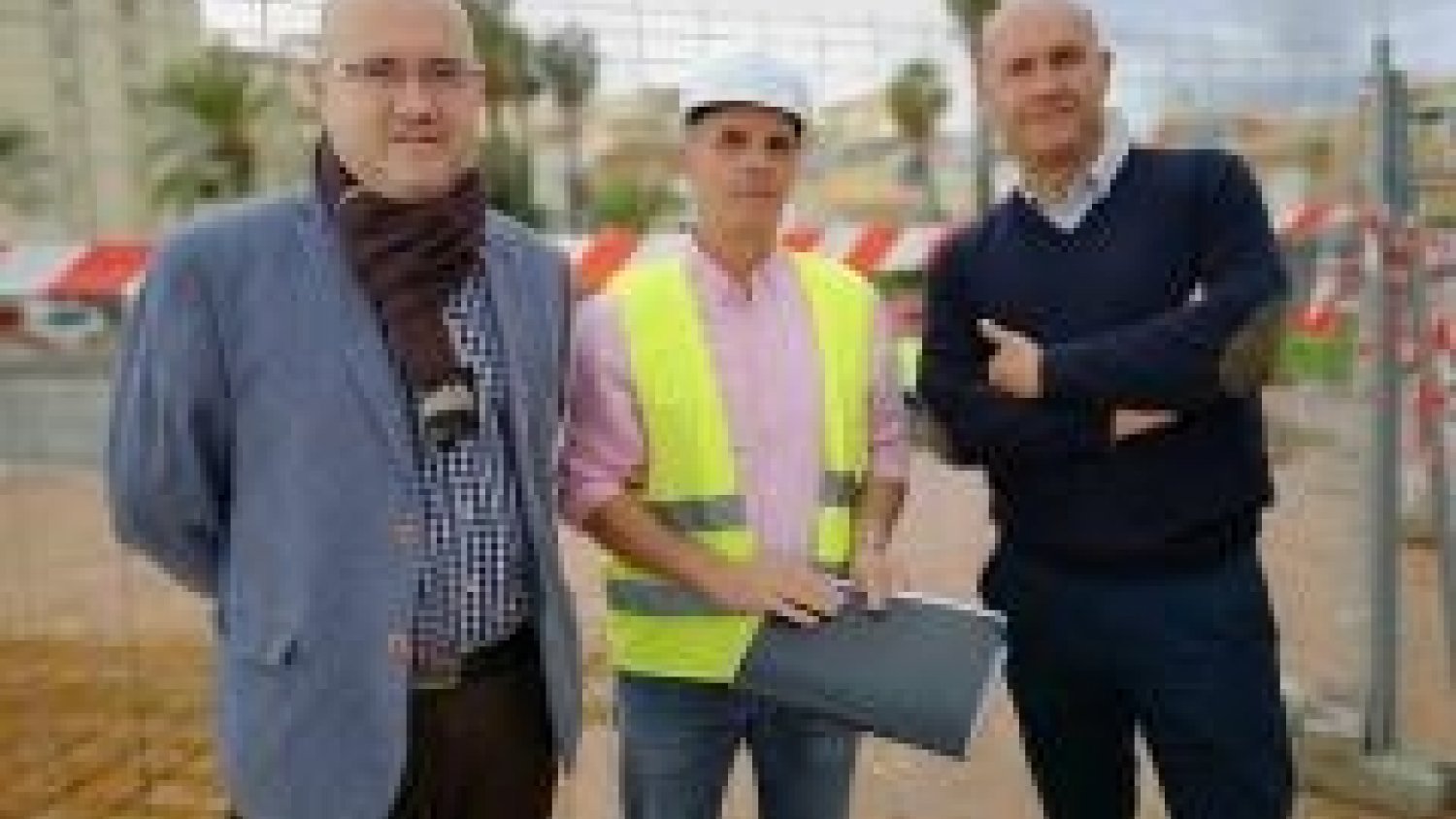 Pérez Atencia visita las obras de la biblioteca de Torre del Mar y del escenario fijo del Paseo Marítimo