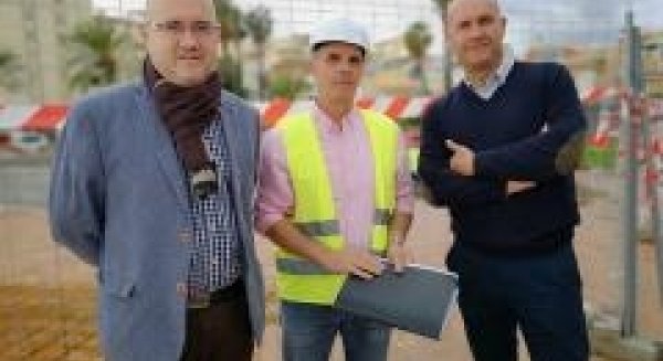 Pérez Atencia visita las obras de la biblioteca de Torre del Mar y del escenario fijo del Paseo Marítimo