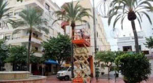 El Ayuntamiento de Estepona renueva el alumbrado navideño y aumenta el número de zonas iluminadas