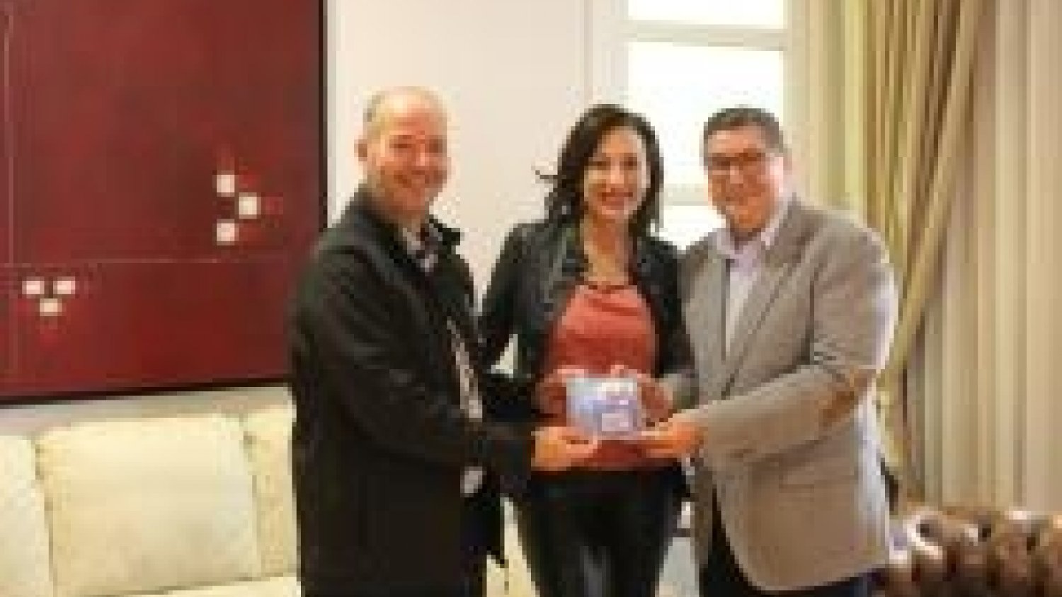 La familia de Marta 'Sango' hace entrega al alcalde de Vélez-Málaga de un disco firmado
