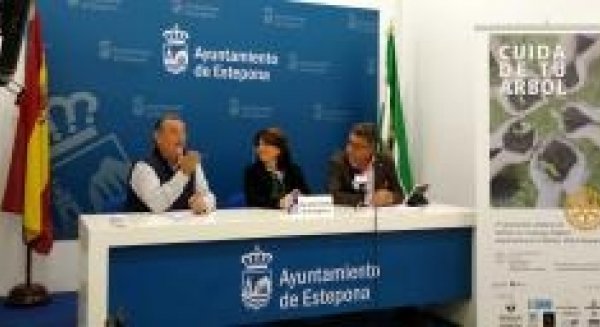 El Ayuntamiento y Rotary Club Estepona organizan una plantación de árboles para escolares en Seghers