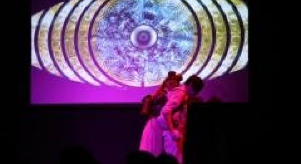 El Teatro Cánovas se convierte desde mañana en un diván para espantar miedos con la obra ‘Monstruos brutales asustados’