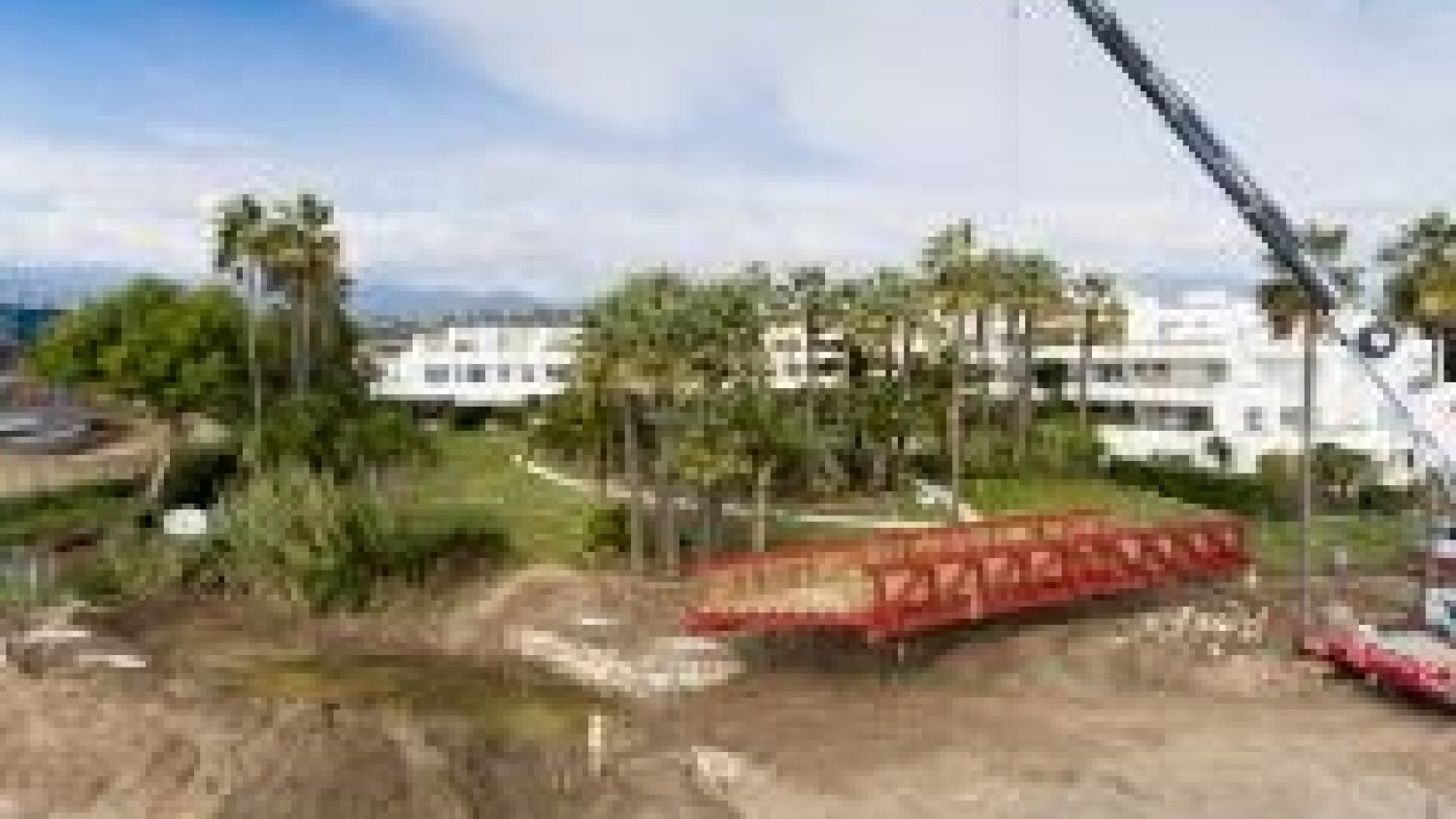 El Ayuntamiento de Estepona instala un puente peatonal sobre el arroyo Antón