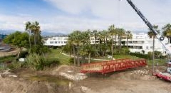 El Ayuntamiento de Estepona instala un puente peatonal sobre el arroyo Antón