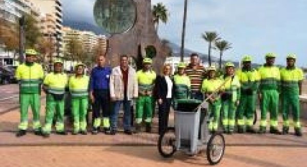 La alcaldesa Ana Mula presenta los nuevos vehículos que usan los operarios de limpieza