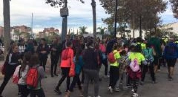 Más de 2.700 personas participan en una caminata en Benalmádena para promocionar la actividad física